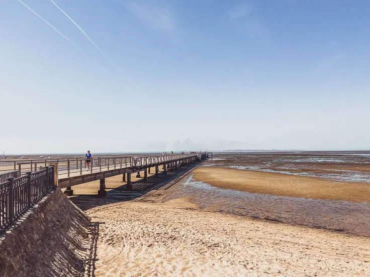 La jetée d'Andernos-les-Bains s'avançant sur le Bassin à marée basse