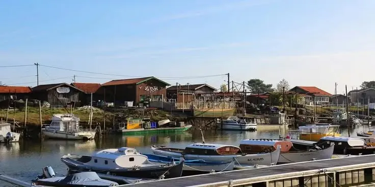 Cabanes ostréicoles et bateaux amarrés au port d'Andernos-les-Bains