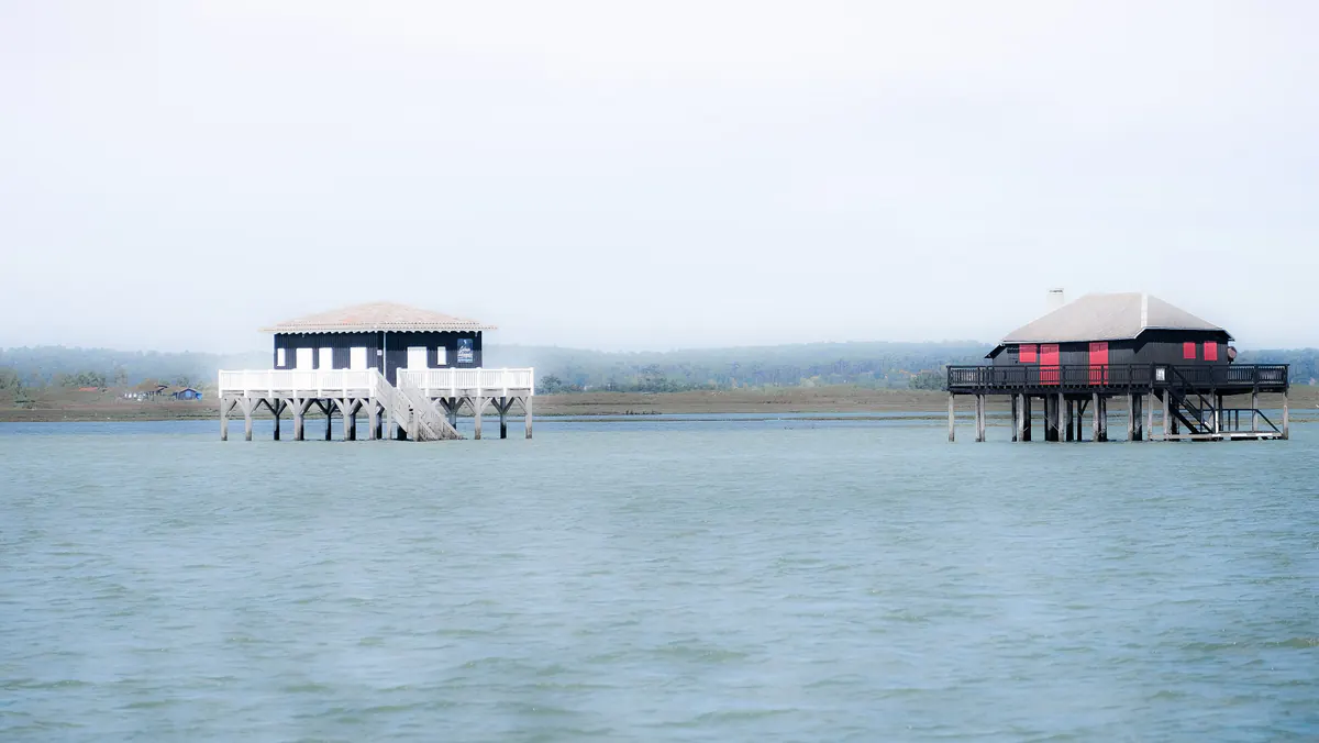 Les deux cabanes tchanquées sur pilotis au milieu du Bassin d'Arcachon