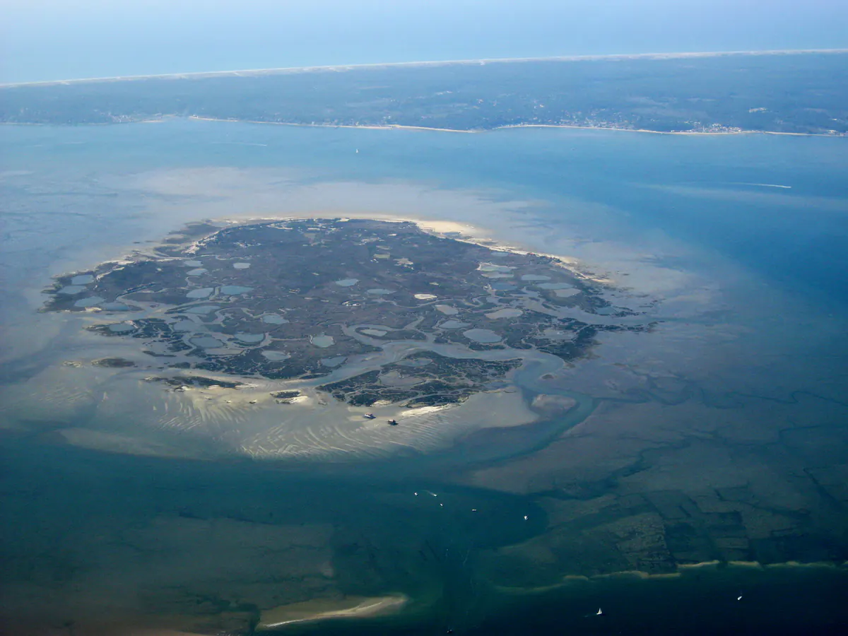 L'île aux Oiseaux vue du ciel, au cœur du Bassin d'Arcachon