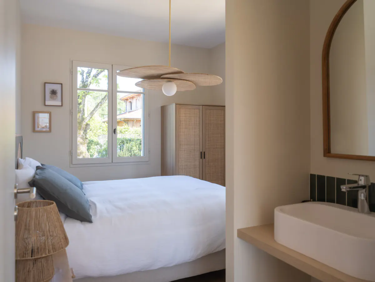Chambre de Côté Pins avec lit double, armoire cannée et vasque privative