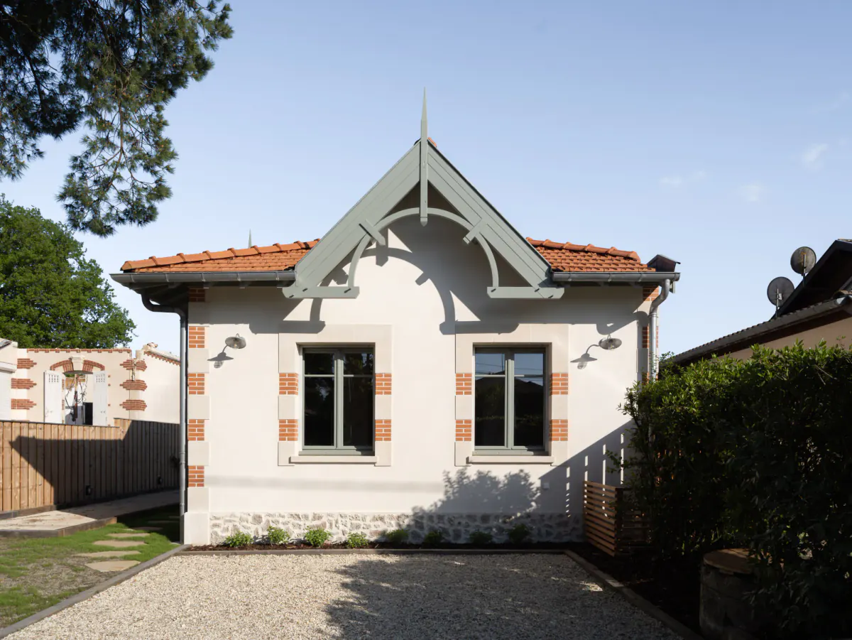 Façade de la maison Côté Pins : pignon à lambrequins, tuiles rouges et encadrements de briques