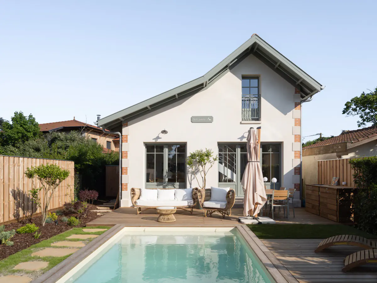 Maison Côté Sable et sa piscine, terrasse en bois avec salon de jardin en rotin